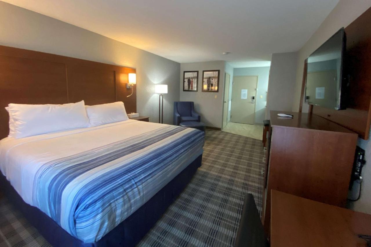 Americinn By Wyndham Williamsburg Bagian luar foto