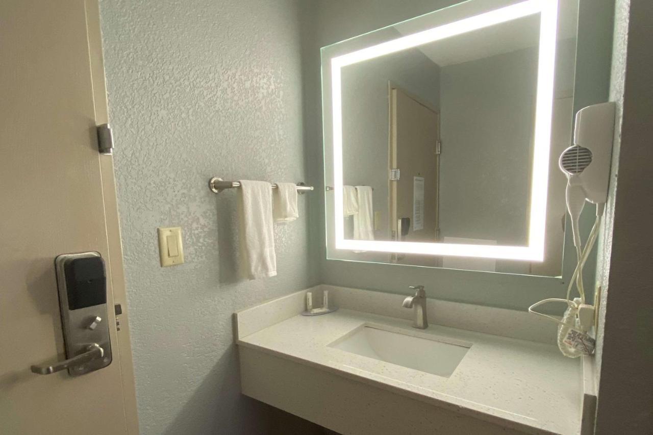 Americinn By Wyndham Williamsburg Bagian luar foto