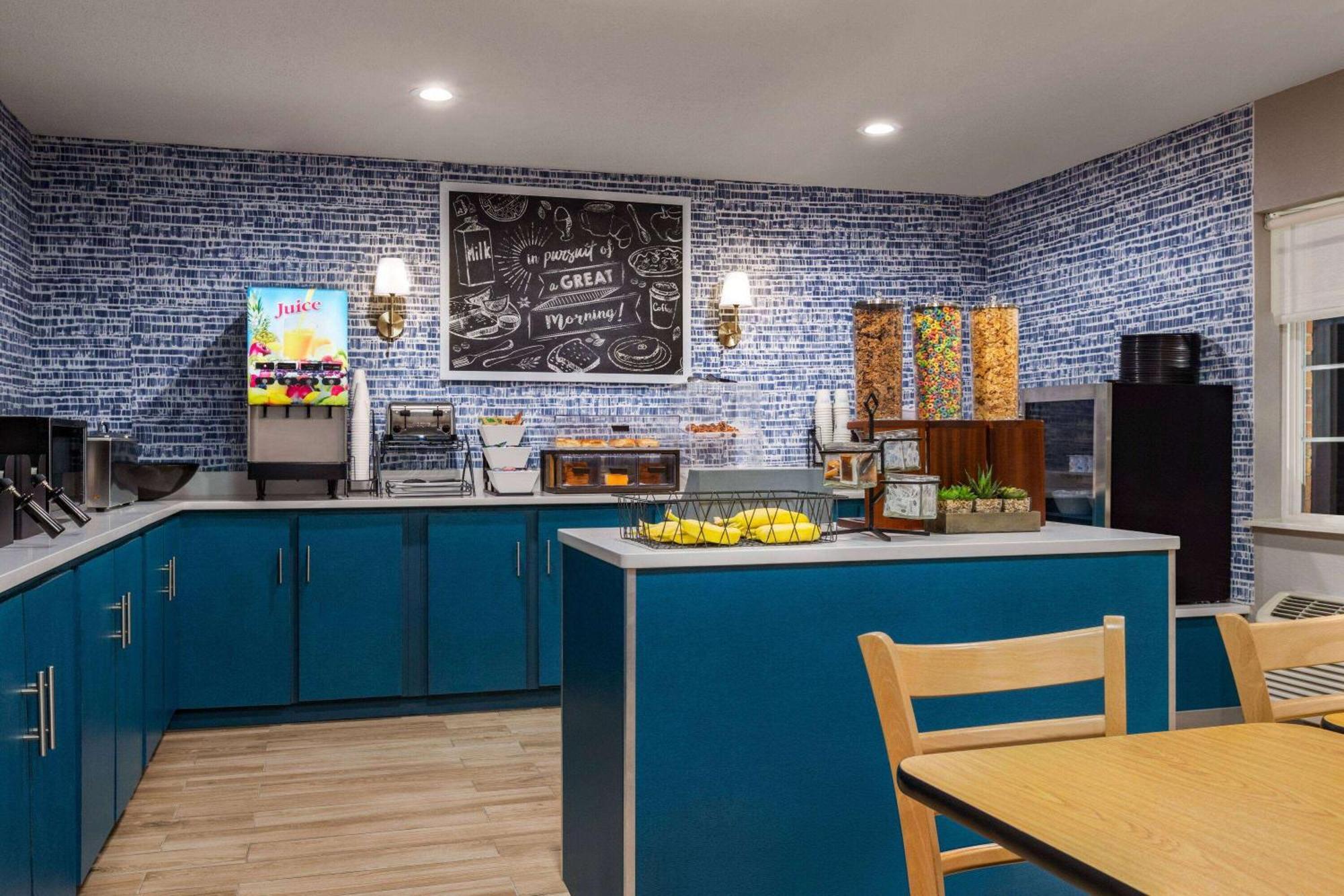 Americinn By Wyndham Williamsburg Bagian luar foto
