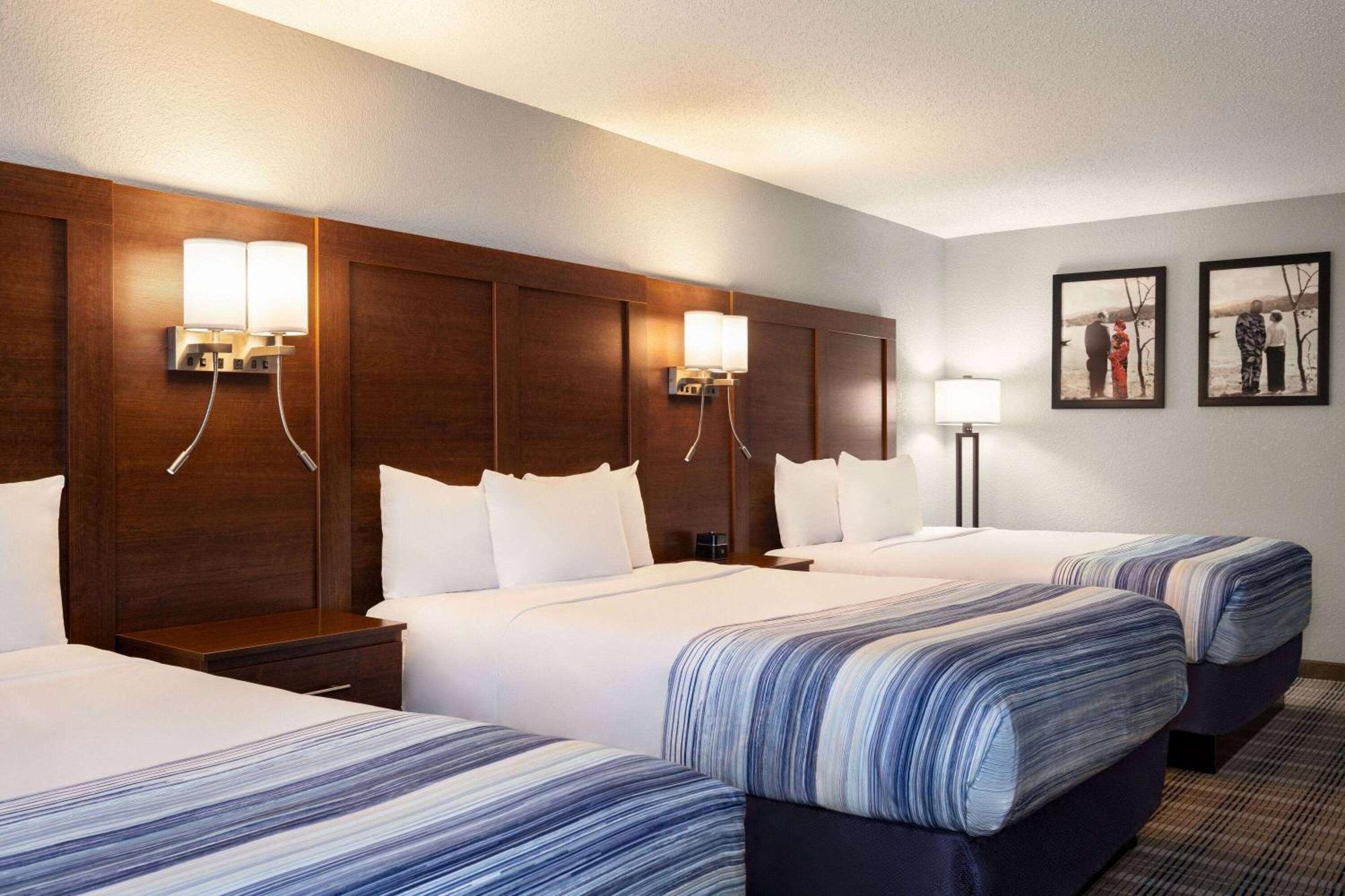 Americinn By Wyndham Williamsburg Bagian luar foto