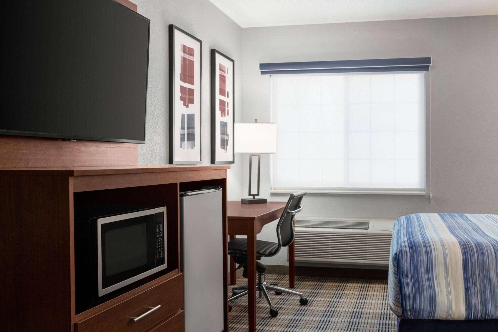 Americinn By Wyndham Williamsburg Bagian luar foto