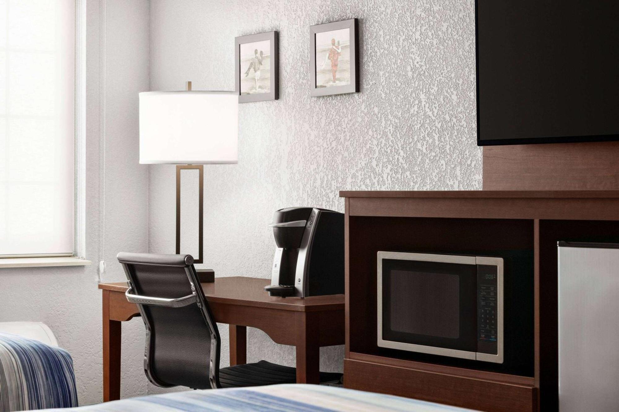 Americinn By Wyndham Williamsburg Bagian luar foto