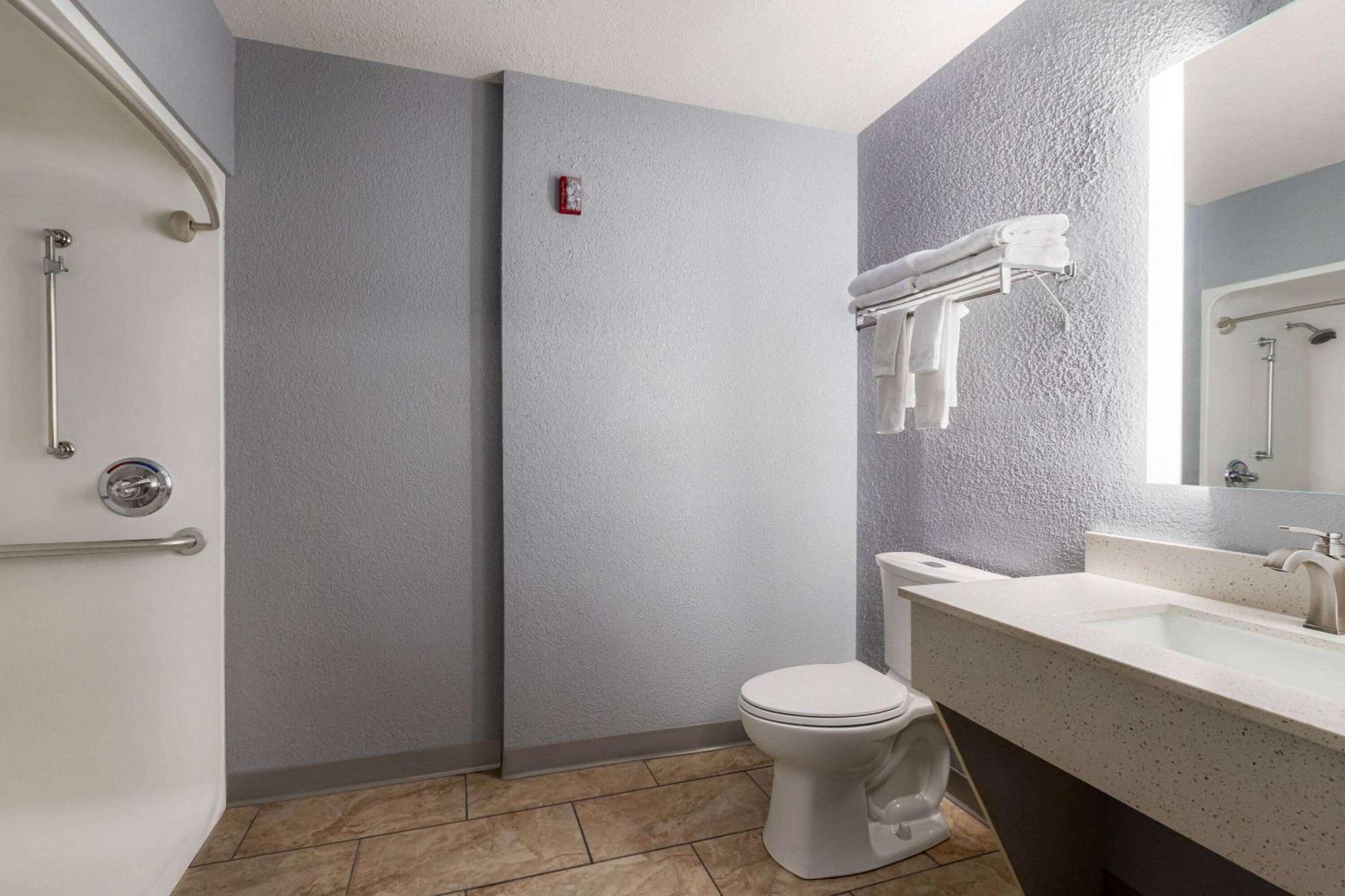 Americinn By Wyndham Williamsburg Bagian luar foto