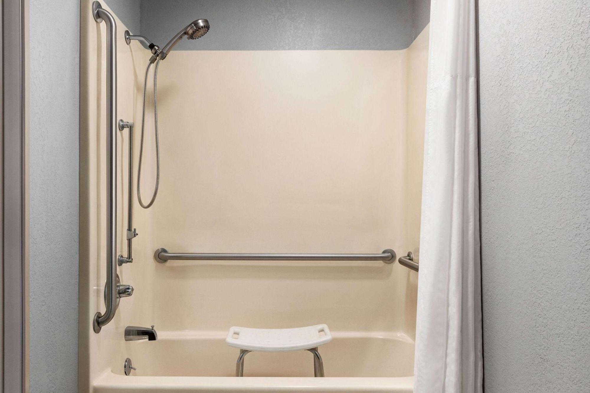 Americinn By Wyndham Williamsburg Bagian luar foto