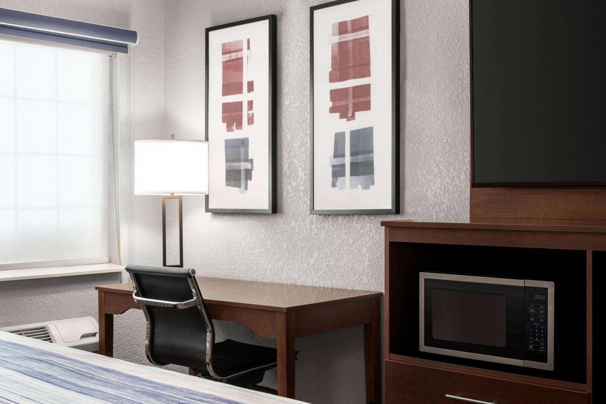 Americinn By Wyndham Williamsburg Bagian luar foto