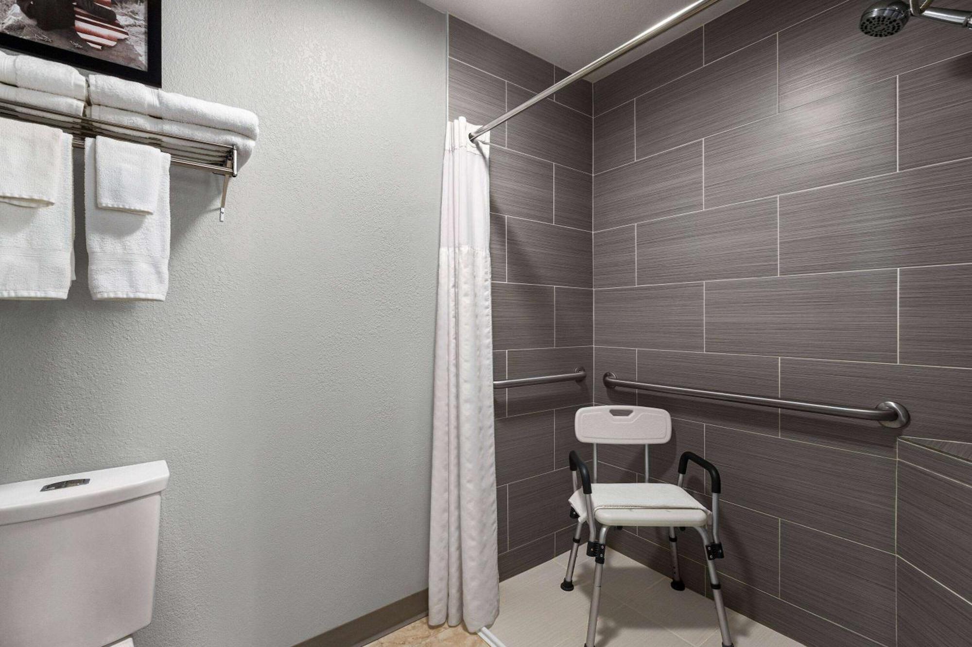 Americinn By Wyndham Williamsburg Bagian luar foto