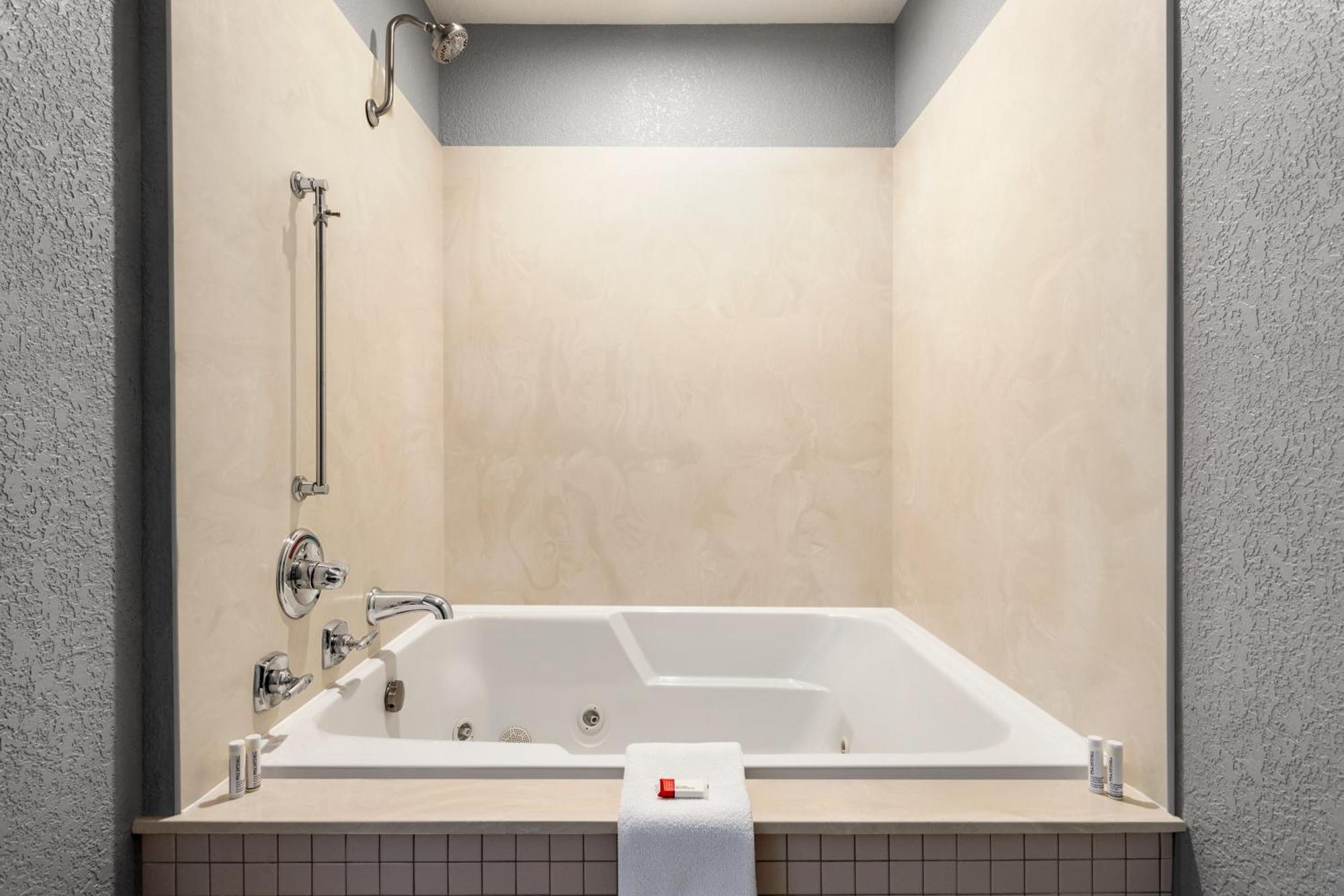 Americinn By Wyndham Williamsburg Bagian luar foto