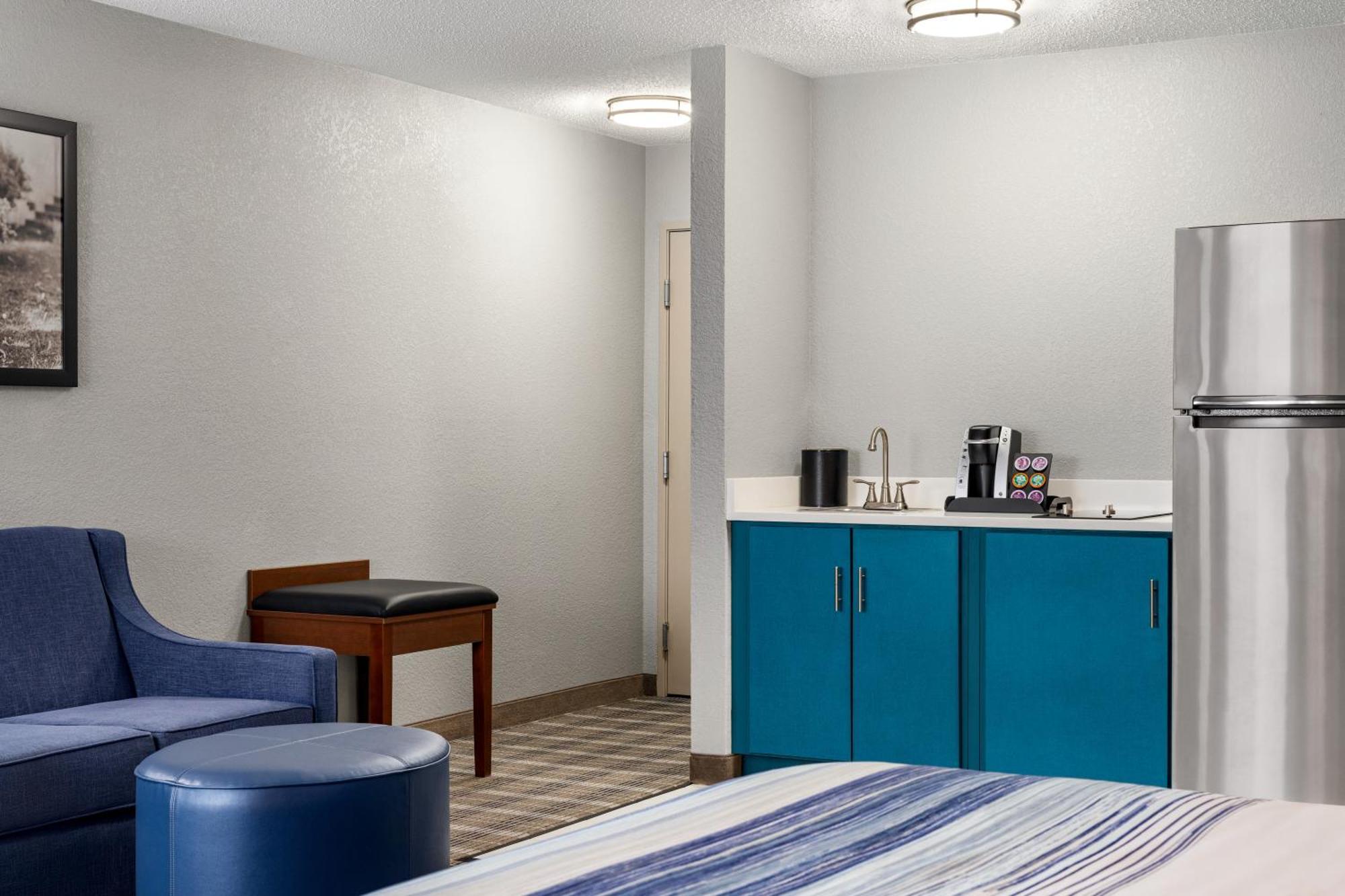 Americinn By Wyndham Williamsburg Bagian luar foto